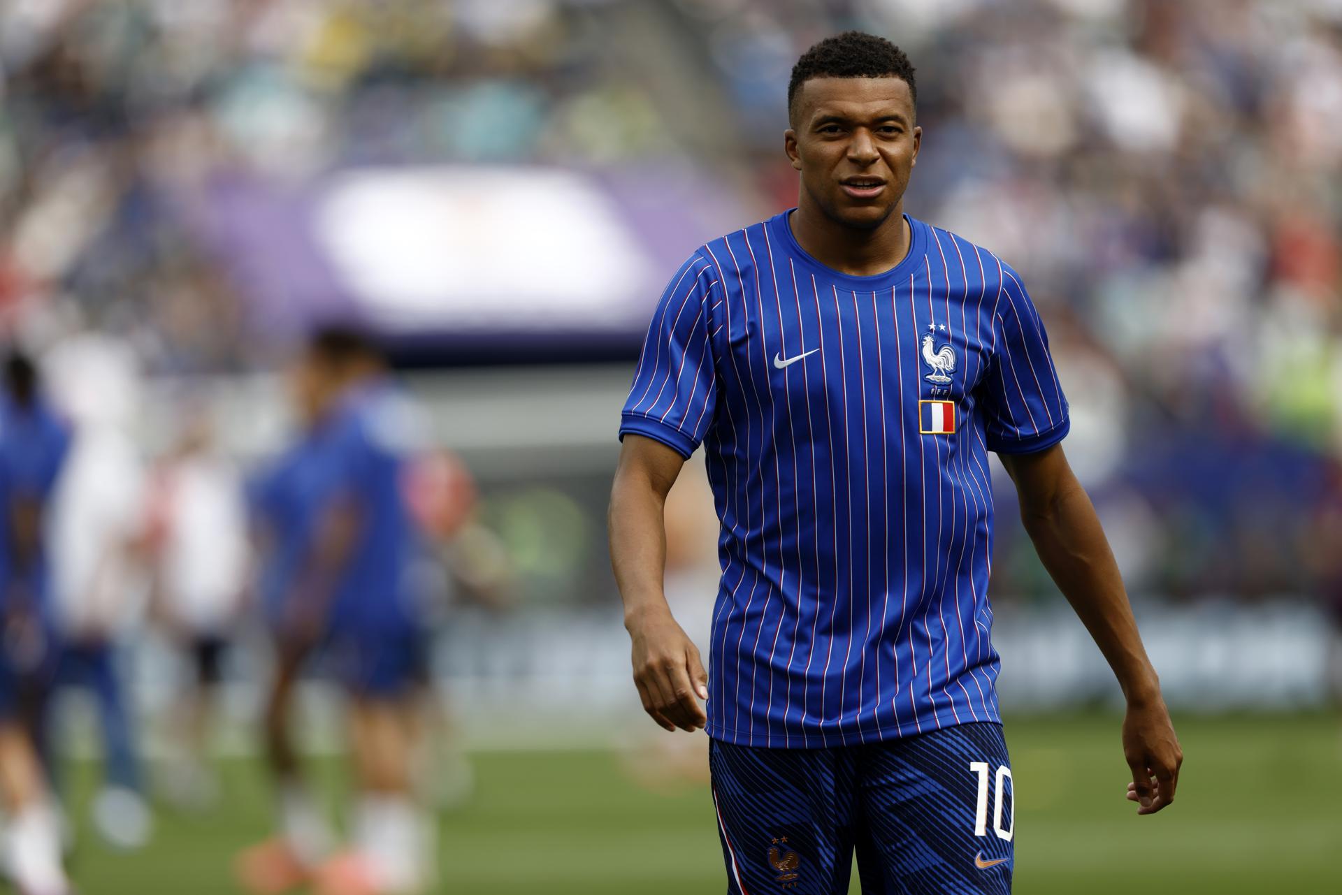 Kylian Mbappé, de Francia, se calienta antes del partido de la fase de grupos de la Copa Mundial de la FIFA 2026. EFE/EPA/WILL OLIVER

