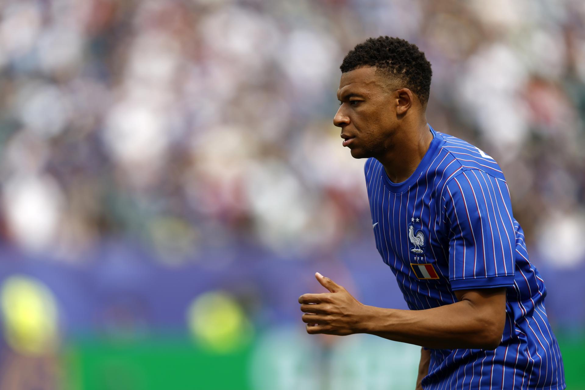 Kylian Mbappé, de Francia, se calienta antes del partido de la fase de grupos de la Copa Mundial de la FIFA 2026. EFE/EPA/WILL OLIVER
