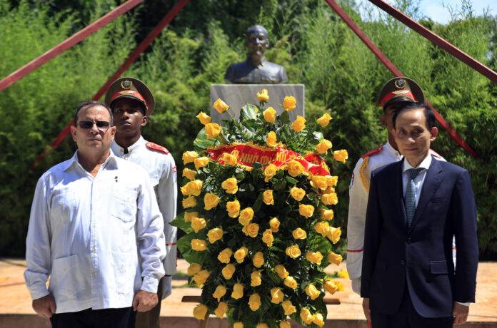 El ministro de Relaciones Exteriores de Vietnam, Le Hoai Trung (d), posa junto al presidente del Instituto Cubano de Amistad con los Pueblos (ICAP), Fernando González Llort (i), durante una ceremonia en el monumento a Ho Chi Minh este lunes, en La Habana (Cuba). EFE/ Ernesto Mastrascusa/ POOL
