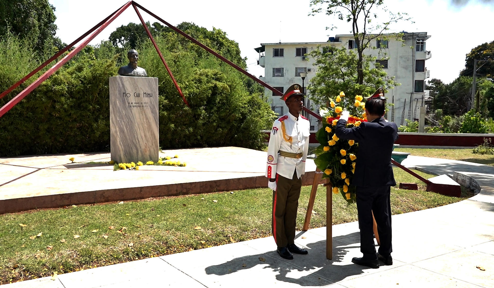 El ministro de Relaciones Exteriores de Vietnam, Le Hoai Trung (d), coloca una cinta a una ofrenda floral durante una ceremonia en el monumento a Ho Chi Minh este lunes, en La Habana (Cuba). FE/ Ernesto Mastrascusa/ POOL
