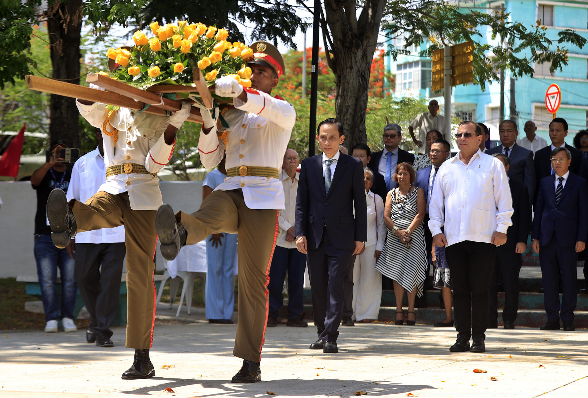 El ministro de Relaciones Exteriores de Vietnam, Le Hoai Trung (c), camina junto al presidente del Instituto Cubano de Amistad con los Pueblos (ICAP), Fernando González Llort (d) durante una ceremonia en el monumento a Ho Chi Minh este lunes, en La Habana (Cuba). EFE/ Ernesto Mastrascusa/ POOL
