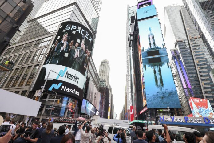 Vista general del fundador y CEO de SpaceX, Elon Musk, en una pantalla gigante en la sede del indicador bursátil Nasdaq, el pasado 12 de junio, en Nueva York (NY, EE.UU.). EFE/Sasrah Yenesel
