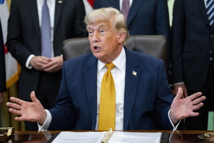 El presidente de Estados Unidos, Donald Trump, fue captado este 22 de junio, durante una conferencia de prensa, en el Despacho Oval de la Casa Blanca, en Washington DC (EE.UU.). EFE/Bonnie Cash/Pool
