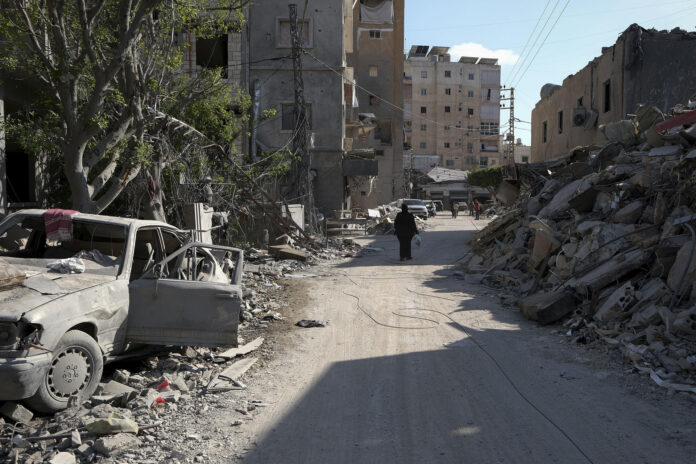 Tras meses de desplazamientos e incertidumbre, los habitantes de la ciudad costera libanesa de Tiro comienzan a regresar este lunes a sus hogares y negocios, que muchos encuentran dañados por ataques israelíes, tras pasar más de 24 horas sin nuevos bombardeos y con una sensación de que la calma sigue siendo frágil. EFE/Edgar Gutiérrez
