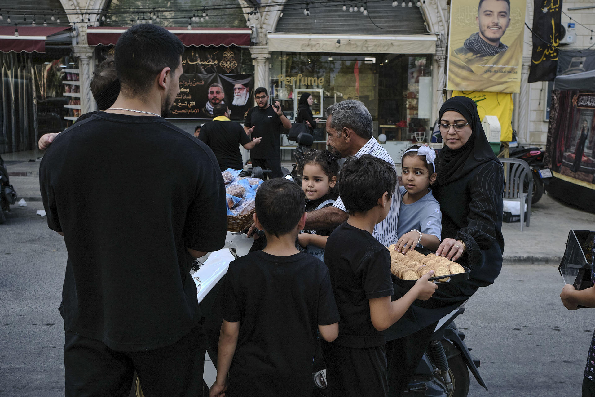 Tras meses de desplazamientos e incertidumbre, los habitantes de la ciudad costera libanesa de Tiro comienzan a regresar este lunes a sus hogares y negocios, que muchos encuentran dañados por ataques israelíes, tras pasar más de 24 horas sin nuevos bombardeos y con una sensación de que la calma sigue siendo frágil. EFE/Edgar Gutiérrez