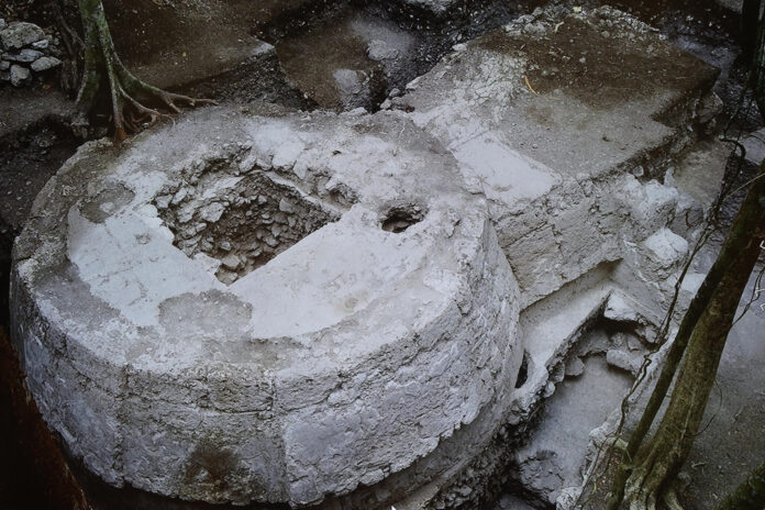 Fotografía que muestra una imagen del hallazgo de una singular estructura ritual maya, en el sitio prehispánico El Tigre, que aporta datos inéditos sobre las complejas prácticas ceremoniales y los patrones sociales del periodo preclásico terminal, este lunes, en Ciudad de Guatemala (Guatemala). EFE/ Mariano Macz
