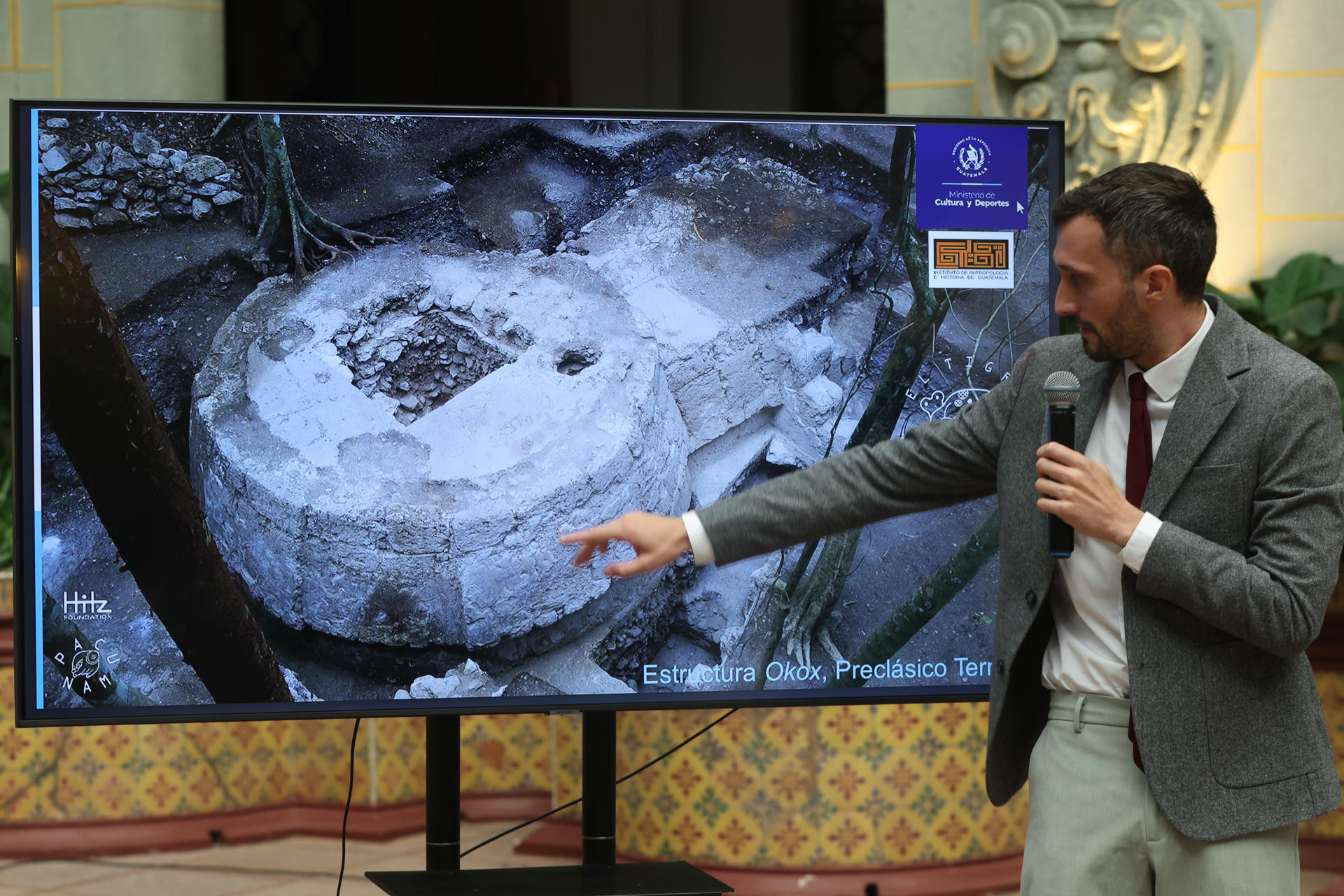 El director del Proyecto Arqueológico Lechugal-Norte, Julien Hiquet, habla sobre el hallazgo de una singular estructura ritual maya en el sitio prehispánico El Tigre que aporta datos inéditos sobre las complejas prácticas ceremoniales y los patrones sociales del periodo preclásico terminal, este lunes en el Palacio Nacional de la Cultura, en Ciudad de Guatemala (Guatemala). EFE/ Mariano Macz
