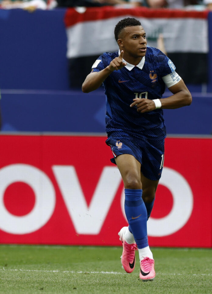 Con tres goles en lo que va del Mundial, el tercero de ellos a Irak en Filadelfia, el delantero francés Kylian Mbappé hace historia en los Mundiales. EFE/EPA/WILL OLIVER
