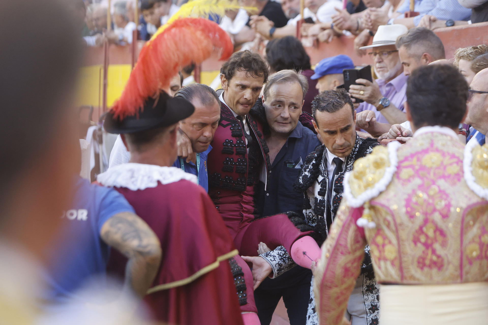 Un banderillero sufrió una cogida en la corrida de la Feria de Hogueras celebrada este lunes en la plaza de toros de Alicante. EFE/Morell