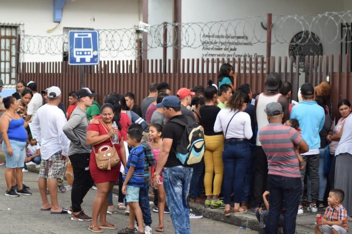 Fotografía de archivo en la que se captó a un grupo de migrantes cubanos en Tapachula, (México). EFE/José Torres
