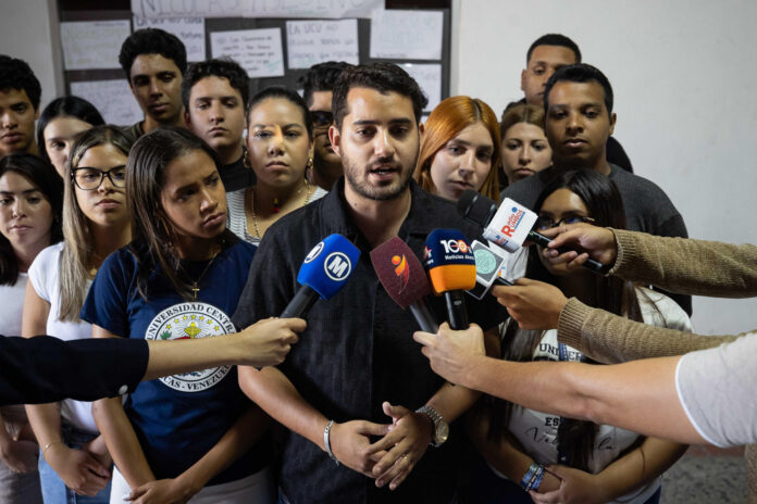 El consejero universitario Octavio González habla durante un protesta contra una conferencia sobre el presidente depuesto Nicolás Maduro este lunes, en la Universidad Central de Venezuela en Caracas (Venezuela). EFE/ Ronald Peña
