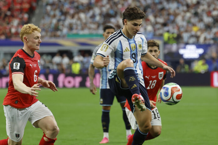 El delantero de Argentina, Julián Álvarez, intenta controlar el balón ante el defensor de Austria durante el partido del Mundial 2026 entre Argentina y Austria, este lunes en Arlington, Texas. EFE/Mariscal
