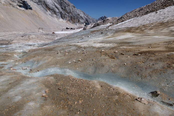 El agua fluye a medida que el hielo se derrite en el glaciar Schneeferner, bajo la montaña más alta de Alemania, la Zugspitze, cerca de Garmisch-Partenkirchen, en una imagen de archivo de agosto de 2025.EFE/EPA/ANNA SZILAGYI
