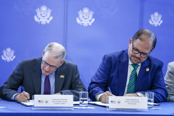 El ministro del Interior, John Reimberg (d) y el jefe de misión de EE.UU. en Ecuador, Lawrence Petroni (i), firman la 'Estrategia Frontera Segura' este lunes, en Quito (Ecuador). EFE/ José Jácome
