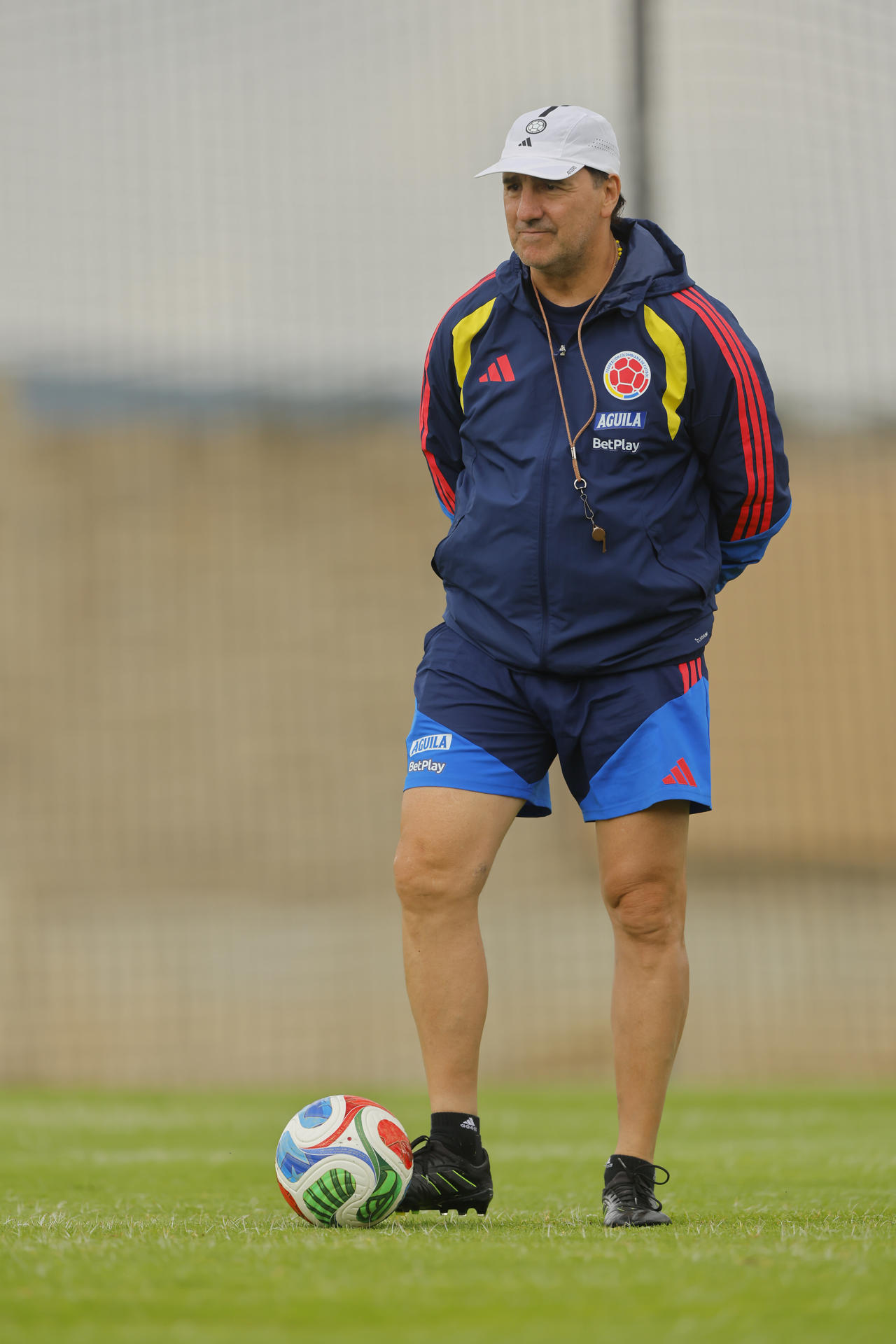 El seleccionador de Colombia, Néstor Lorenzo, dirige un entrenamiento antes del partido ante República del Congo en el Mundial 2026. EFE/ Francisco Guasco