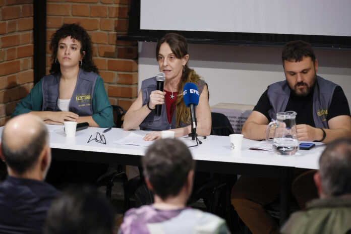 La coordinadora de Taula Catalana per Colòmbia, Maria José Vera, habla durante una rueda de prensa en Bogotá (Colombia). EFE/ Carlos Ortega
