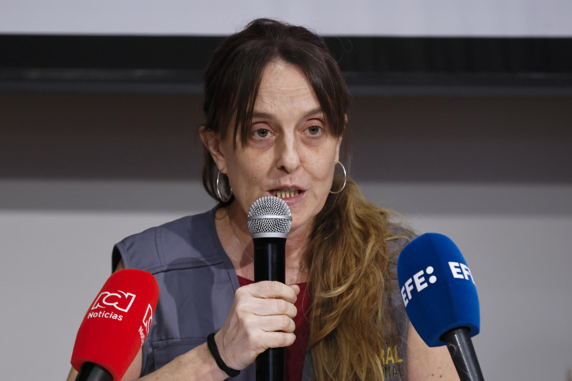 La coordinadora de Taula Catalana per Colòmbia, Maria José Vera, habla durante una rueda de prensa en Bogotá (Colombia). EFE/ Carlos Ortega