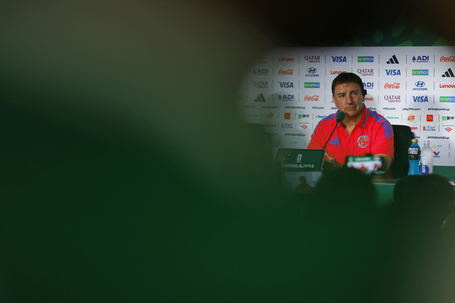 El seleccionador de Colombia, Nestor Lorenzo, habla durante una rueda de prensa este lunes, en el estadio Akron en Guadalajara (México). EFE/ Francisco Guasco
