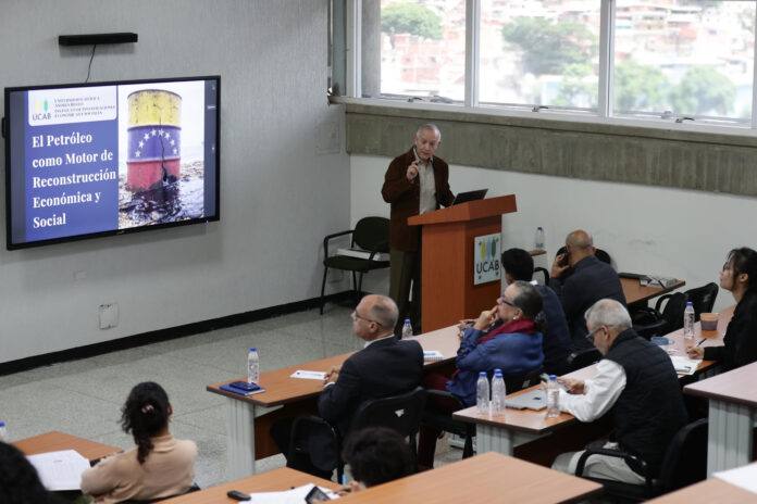 El economista Luis Zambrano Sequín habla durante un foro sobre el desarrollo del sector petrolero de Venezuela este lunes, en Caracas (Venezuela). EFE/ Ronald Peña R
