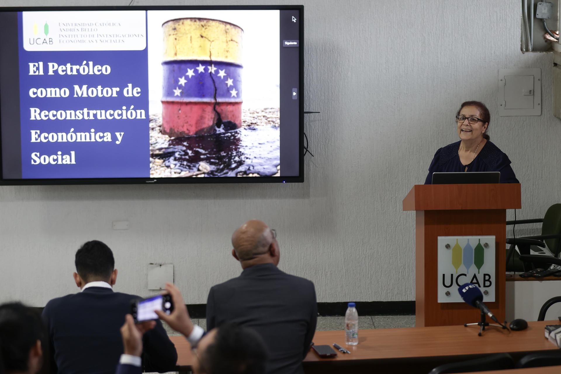 La economista María Antonia Moreno habla durante un foro sobre el desarrollo del sector petrolero de Venezuela este lunes, en Caracas (Venezuela). EFE/ Ronald Peña R