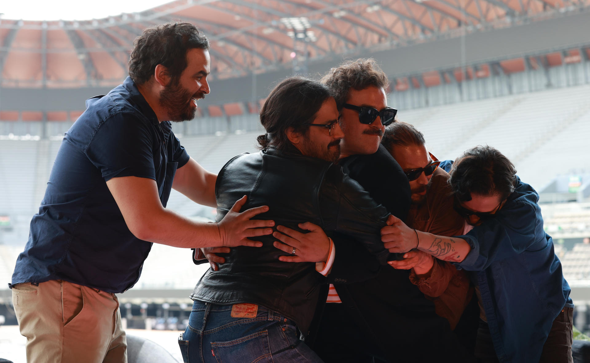 Integrantes del grupo mexicano de rock Enjambre posan al final de una rueda de prensa este lunes, en el estadio GNP en Ciudad de México (México). EFE/ Mario Guzmán
