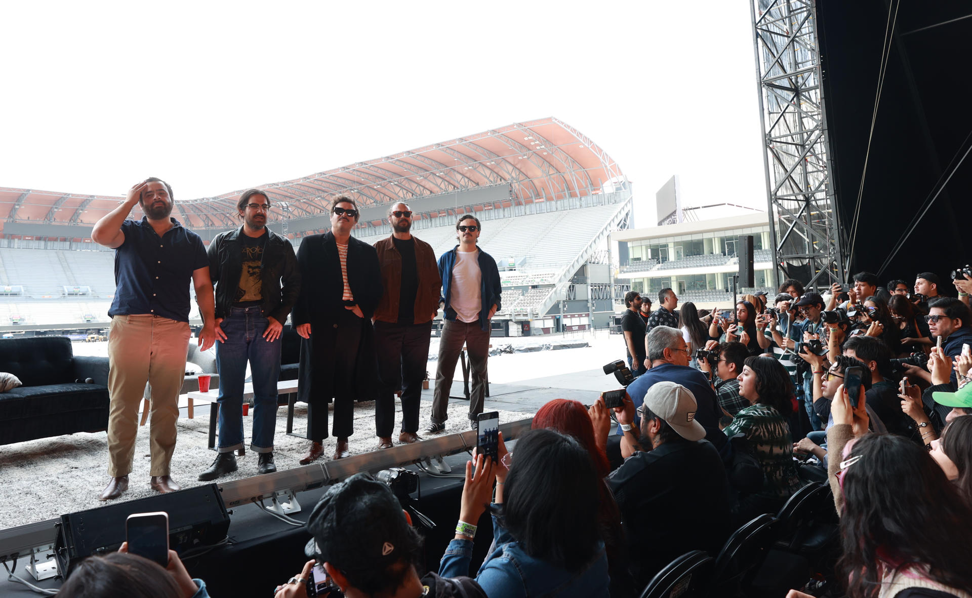 Integrantes del grupo mexicano de rock Enjambre posan al final de una rueda de prensa este lunes, en el estadio GNP en Ciudad de México (México). EFE/ Mario Guzmán
