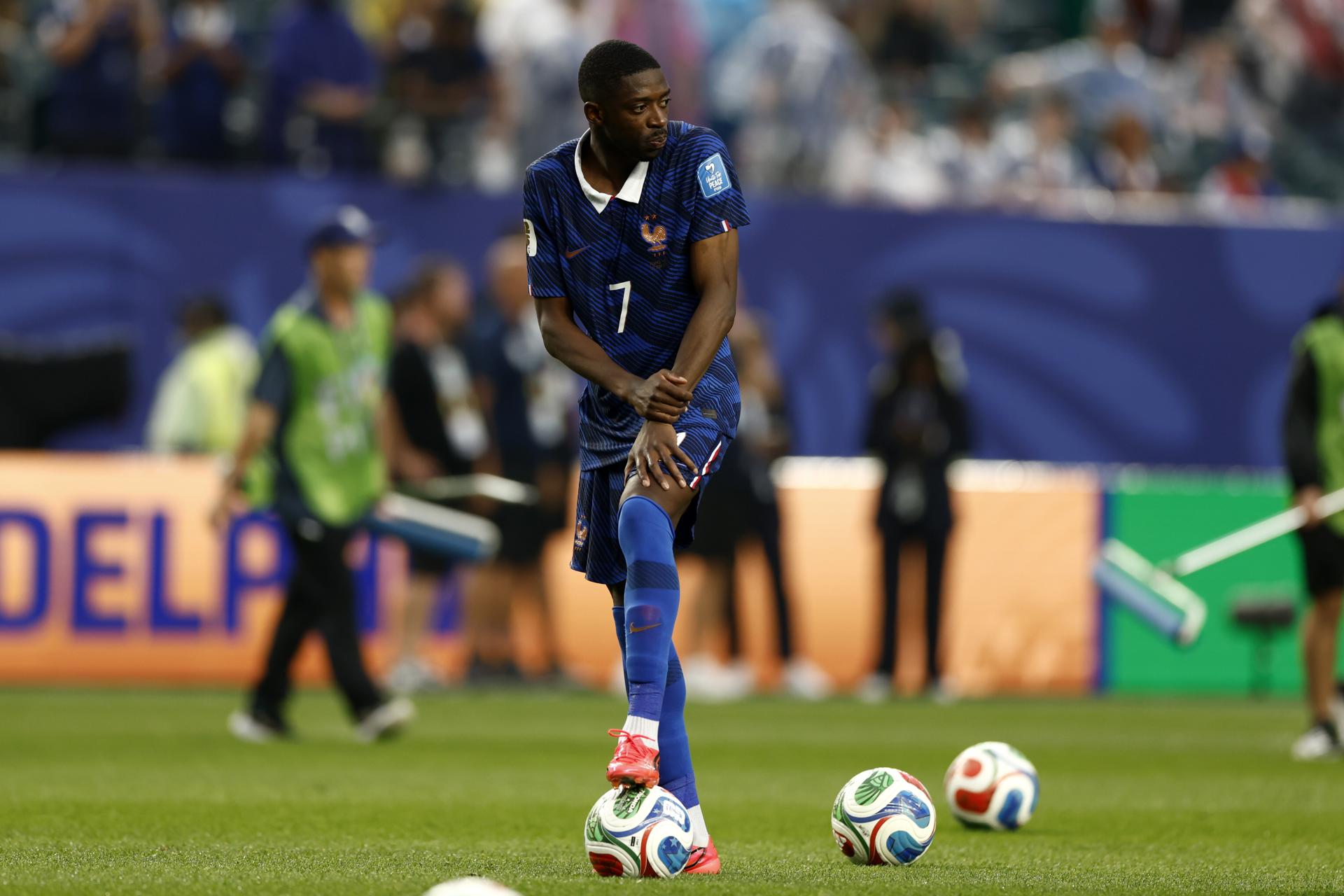 El francés Ousmane Dembele, a la espera de la reanudación del segundo tiempo del partido ante Irak. EFE/EPA/WILL OLIVER
