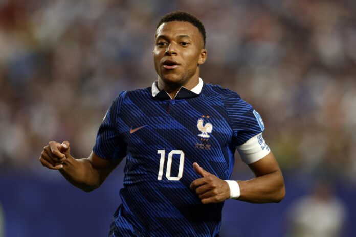 El día en que Lionel Messi aportó un doblete para imponer con 18 una marca histórica como máximo goleador de todos los Mundiales, el francés Kylian Mbappé ha sumado dos a su registro y con 16 igualó el desempeño del alemán Miroslav Klose, lo que lo deja a dos del argentino. EFE/EPA/WILL OLIVER
