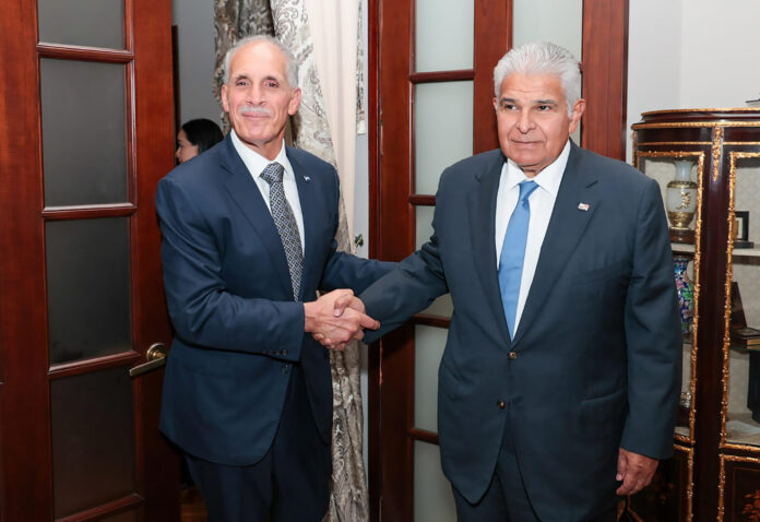 AME3474. CIUDAD DE PANAMÁ (PANAMÁ), 22/06/2026.- Fotografía cedida por la Presidencia de Panamá que muestra al mandatario de Panamá, José Raúl Mulino (d), saludando al presidente de Honduras, Nasry Asfura, este lunes en Ciudad de Panamá (Panamá). Mulino y Asfura, acordaron reforzar las relaciones bilaterales entre ambas naciones y avanzar hacia una mayor integración de los países centroamericanos. EFE/ Presidencia de Panamá /SOLO USO EDITORIAL/ NO VENTAS/ SOLO DISPONIBLE PARA ILUSTRAR LA NOTICIA QUE ACOMPAÑA (CRÉDITO OBLIGATORIO)
