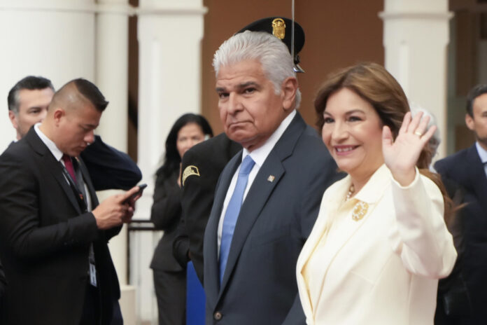 El presidente de Panamá, José Raúl Mulino (c), y su esposa Maricel Cohen de Mulino, llegan a la cancillería de Panamá a los actos conmemorativos del Bicentenario del Congreso Anfictiónico este lunes, en Ciudad de Panamá (Panamá). . EFE/ Aris Mariota
