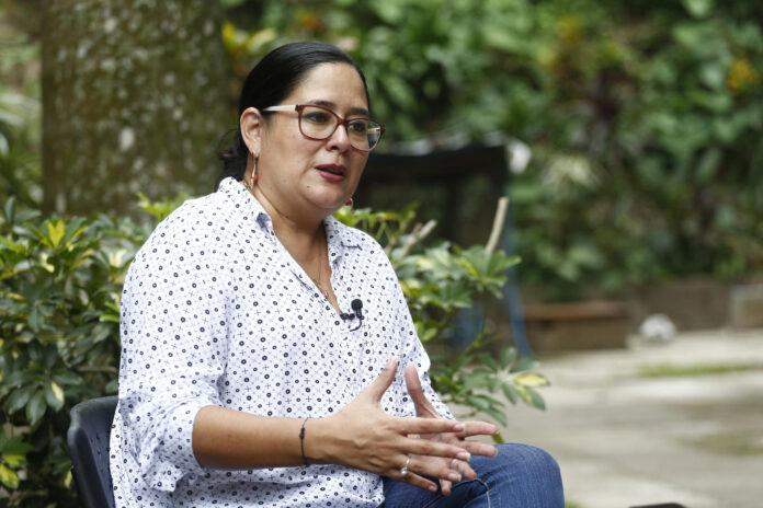 Foto de archivo de la abogada y defensora de derechos humanos Ruth López jefa del área de Anticorrupción y Justicia de la organización Cristosal, Ruth López. EFE/Rodrigo Sura

