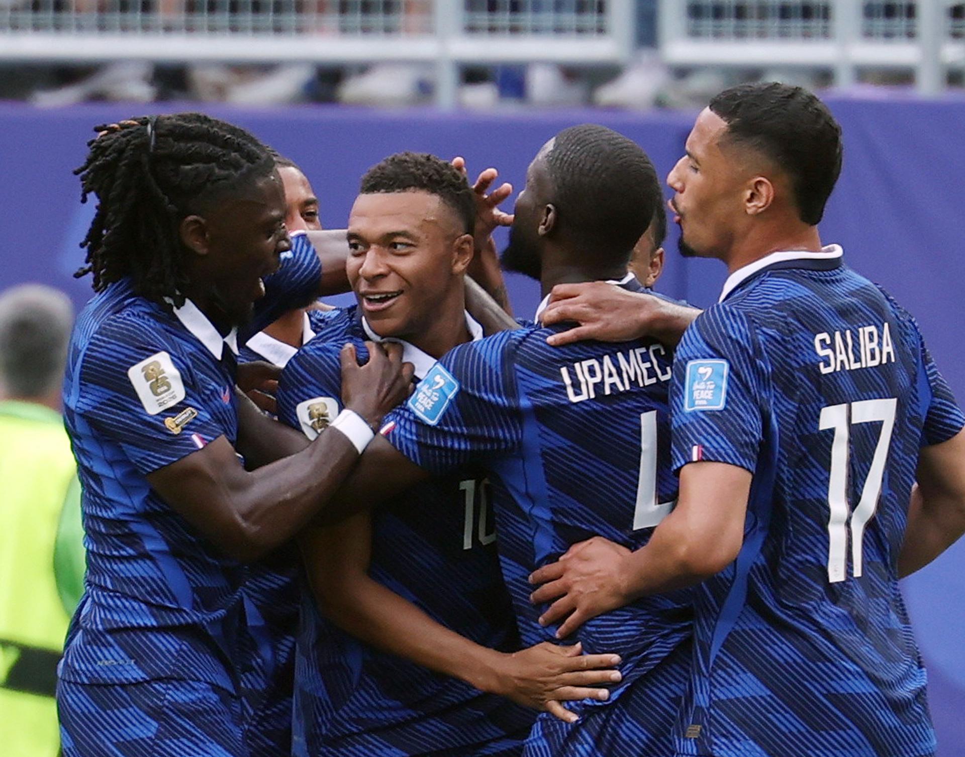 Jugadores franceses rodean a Kilian Mbappé después del doblete ante Irak este lunes en el Mundial 2026. EFE/EPA/JIJI PRESS JAPAN