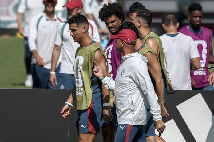 El seleccionador de Portugal, Roberto Martínez (d), habla con Cristiano Ronaldo durante un entrenamiento en Palm Beach. EFE/EPA/MIGUEL A. LOPES

