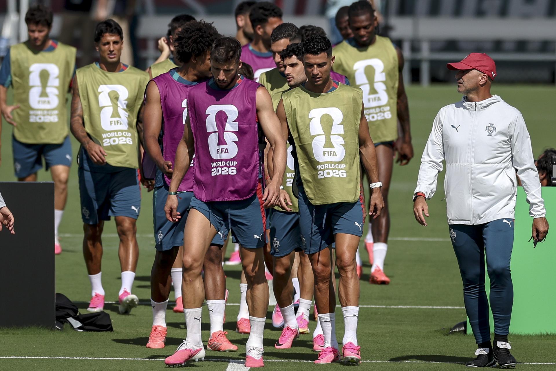 El técnico de Portugal, Roberto Martinez (d), habla con Cristiano Ronaldo durante un entrenamiento en Palm Beach. EFE/EPA/MIGUEL A. LOPES
