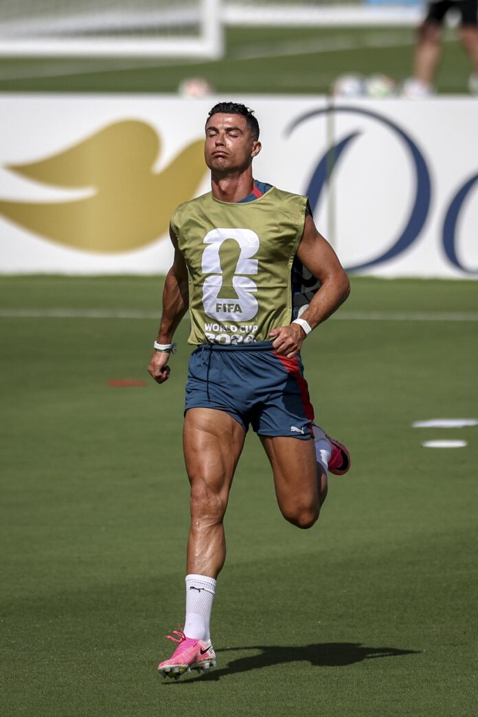 El jugador de fútbol portugués Cristiano Ronaldo se ejercita durante una sesión de entrenamiento del equipo en Palm Beach, Florida (EE.UU.). EFE/MIGUEL A. LOPES
