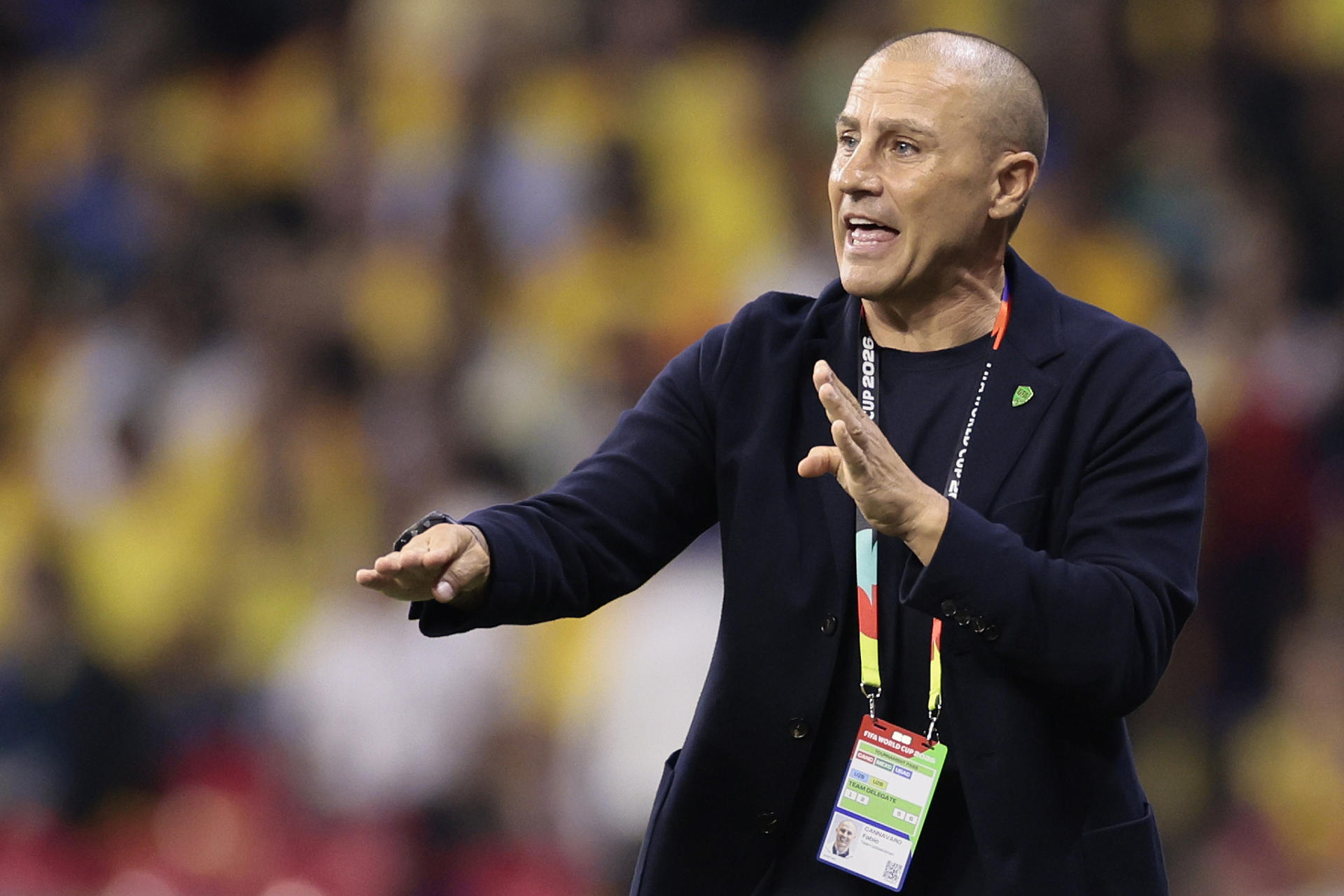 Fotografía del 17 de junio de 2026 en la que se observa al seleccionador de Uzbekistán, Fabio Cannavaro, al dirigir en un partido del grupo K del Mundial de la FIFA 2026 entre Uzbekistán y Colombia, en el estadio Azteca en Ciudad de México (México). EFE/José Méndez
