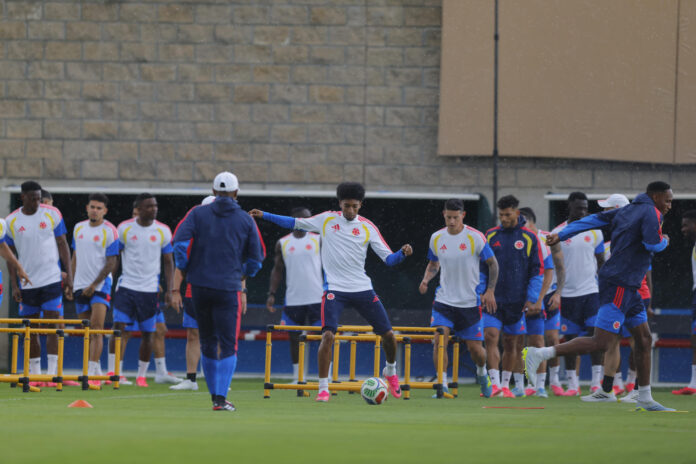 Jugadores de la selección de Colombia entrenan este lunes, en Guadalajara, Jalisco (México). EFE/ Francisco Guasco
