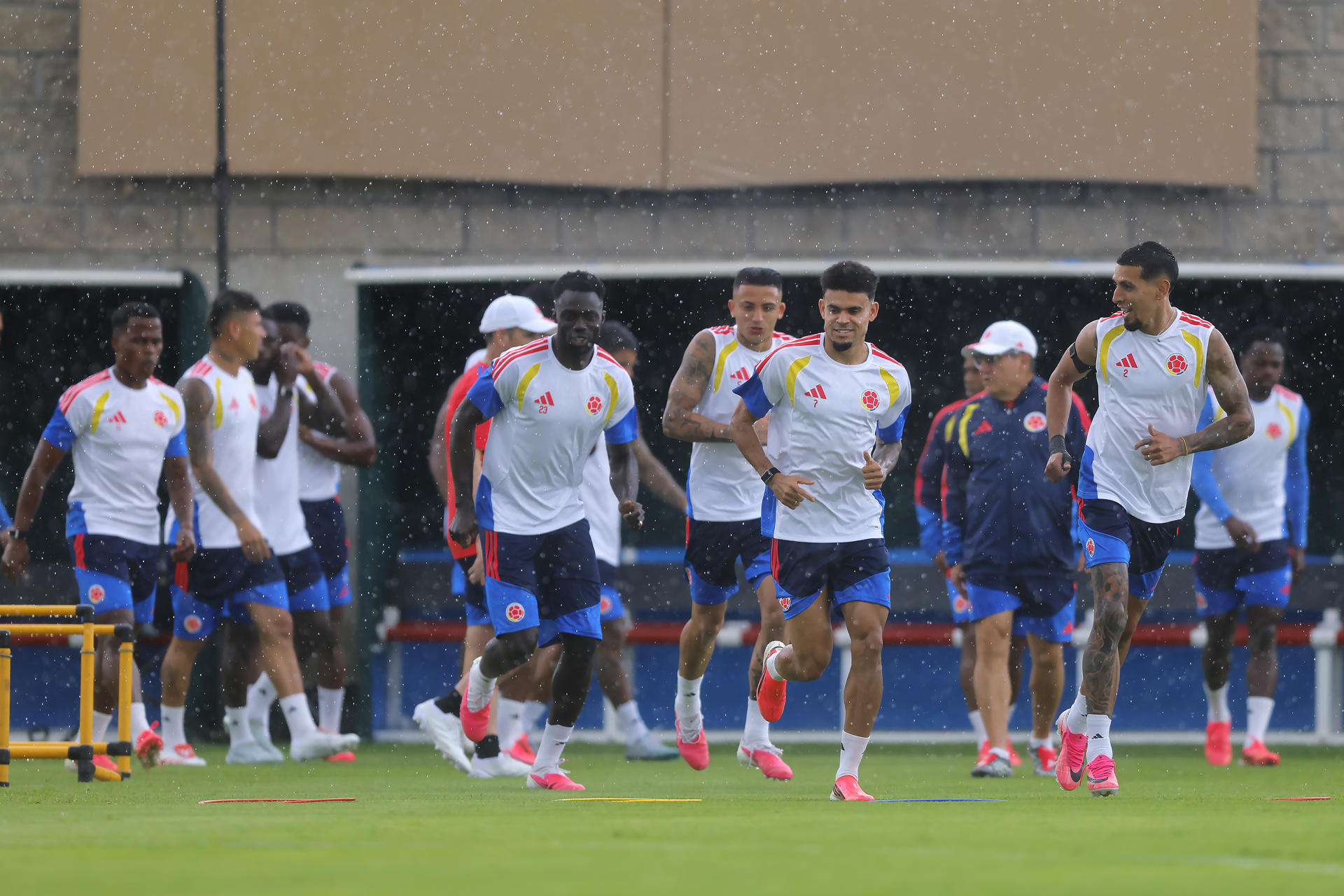 Jugadores de Colombia participan en un entrenamiento este lunes, como preparación para enfrentar a RD Congo en el Mundial de la FIFA 2026, en Guadalajara (México). EFE/ Francisco Guasco
