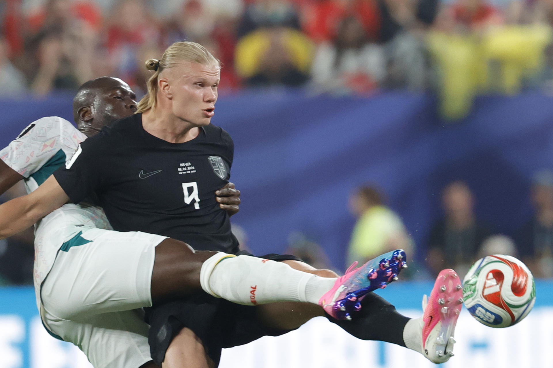 Erling Haaland (d), de Noruega, disputa el balón con Kalidou Koulibaly, de Senegal, en el estadio MetLife en Nueva Jersey. EFE/Sebastiao Moreira
