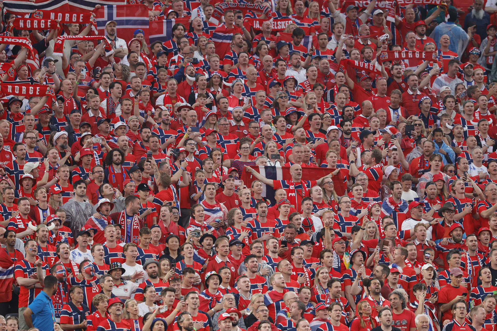 Aficionados de Noruega animan a su equipo ante Senegal en el estadio MetLife en Nueva Jersey. EFE/Sebastiao Moreira
