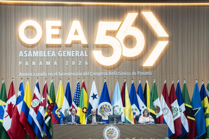 El presidente de Panamá, José Raúl Mulino (2-i), el ministro de Relaciones Exteriores de Panamá, Javier Martínez-Acha Vásquez (i), y la secretaria General Adjunta de la OEA, Laura Gil, asisten a la 56 Asamblea General de la OEA, en Ciudad de Panamá (Panamá). EFE/ Walter Hurtado
