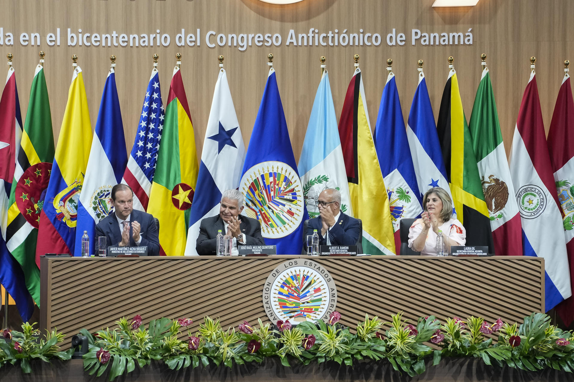 El presidente de Panamá, José Raúl Mulino (2-i), el secretario general de la Organización de los Estados Americanos (OEA), Albert Ramdin (2-d), el ministro de Relaciones Exteriores de Panamá, Javier Martínez-Acha Vásquez (i), y la secretaria General Adjunta de la OEA, Laura Gil, asisten a la 56 Asamblea General de la OEA en Ciudad de Panamá (Panamá). EFE/ Walter Hurtado