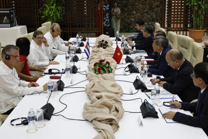 El presidente del Instituto Cubano de Amistad con los Pueblos (ICAP), Fernando González Llort (3-i), participa en una reunión con el ministro de Relaciones Exteriores de Vietnam, Le Hoai Trung en La Habana (Cuba). EFE/ Norlys Perez
