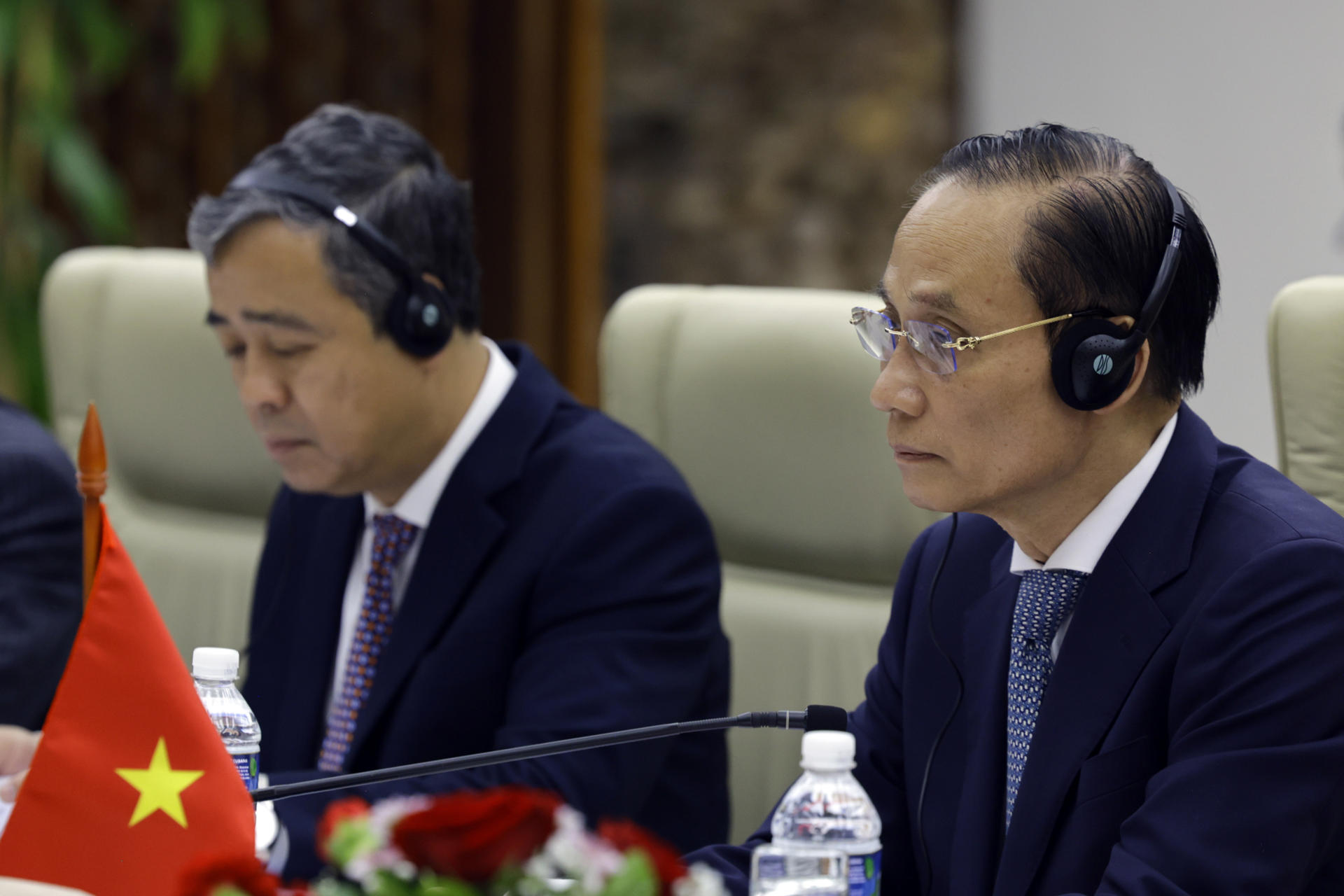 El ministro de Relaciones Exteriores de Vietnam, Le Hoai Trung (d), reacciona durante una reunión con el presidente del Instituto Cubano de Amistad con los Pueblos (ICAP), Fernando González Llort, en La Habana (Cuba). EFE/ Norlys Perez