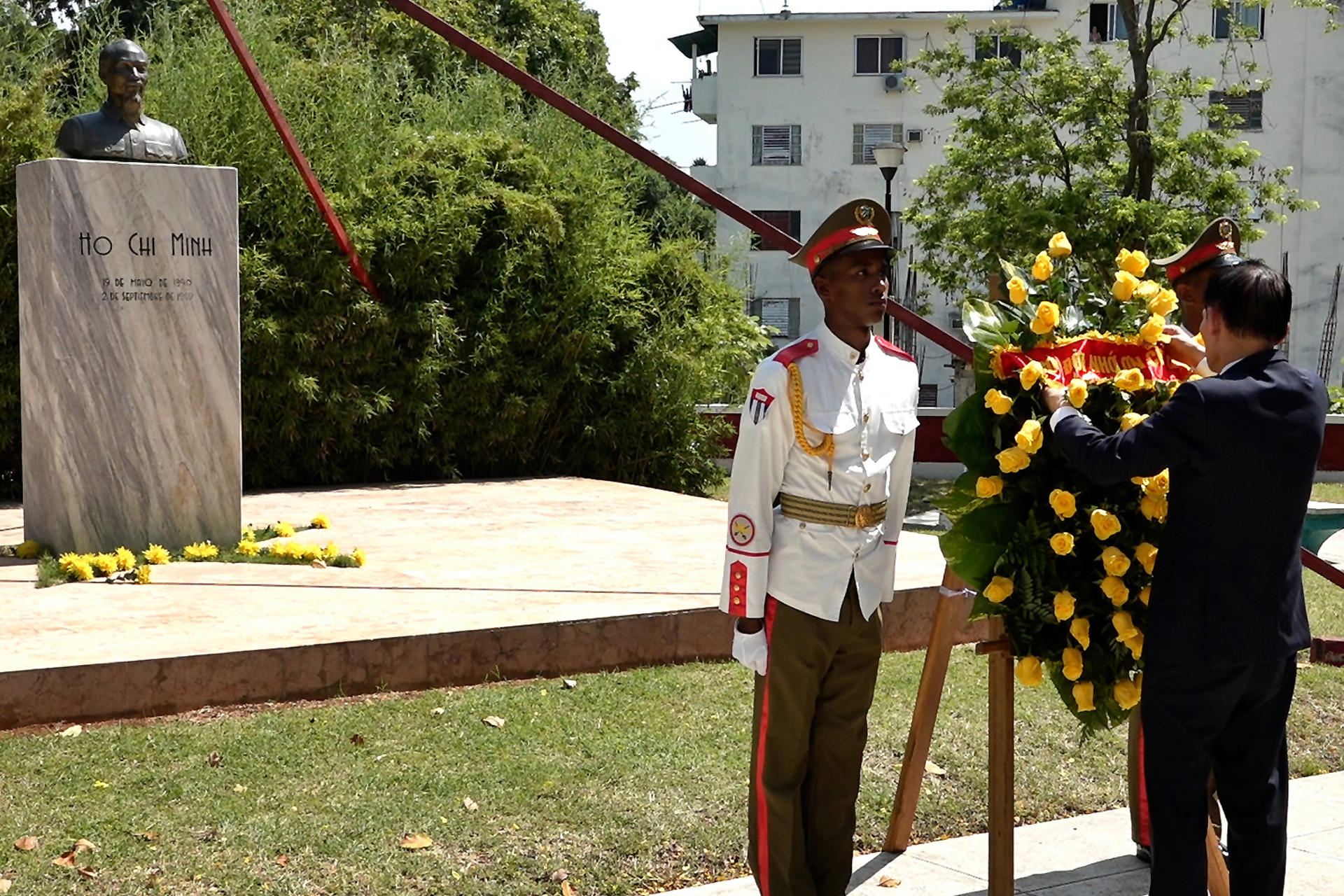 El ministro de Relaciones Exteriores de Vietnam, Le Hoai Trung (d), coloca una cinta a una ofrenda floral durante una ceremonia en el monumento a Ho Chi Minh, en La Habana (Cuba). EFE/ Ernesto Mastrascusa