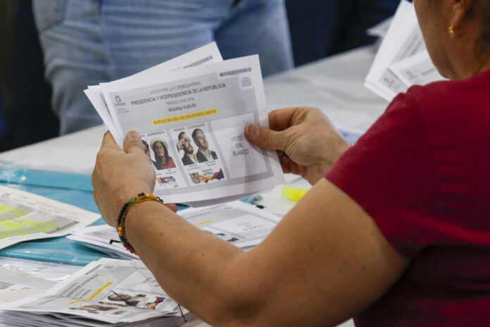 Fotografía de archivo de jurados de votación realizando el conteo de votos. EFE/ STR
