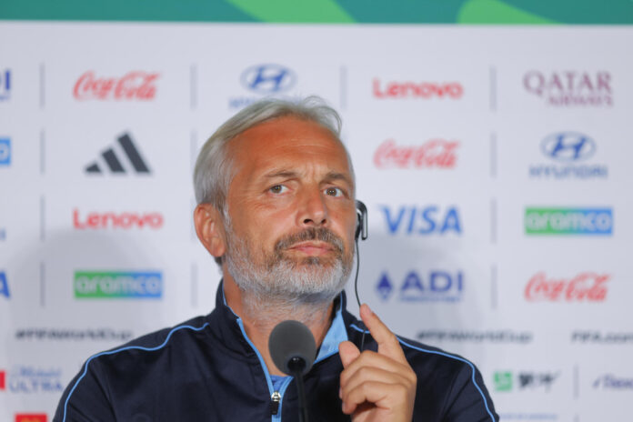 El seleccionador de RD Congo, Sébastien Desabre, reacciona durante una rueda de prensa este lunes, previo al partido frente a Colombia en Guadalajara (México). EFE/ Francisco Guasco
