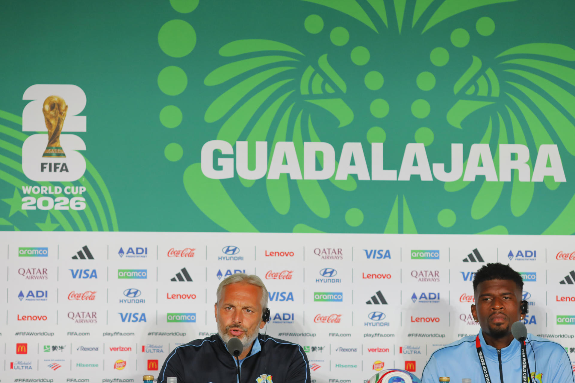 El seleccionador de RD Congo, Sébastien Desabre (i), habla junto al jugador Aaron Tshibola durante una rueda de prensa este lunes, previo al partido frente a Colombia en Guadalajara (México). EFE/ Francisco Guasco
