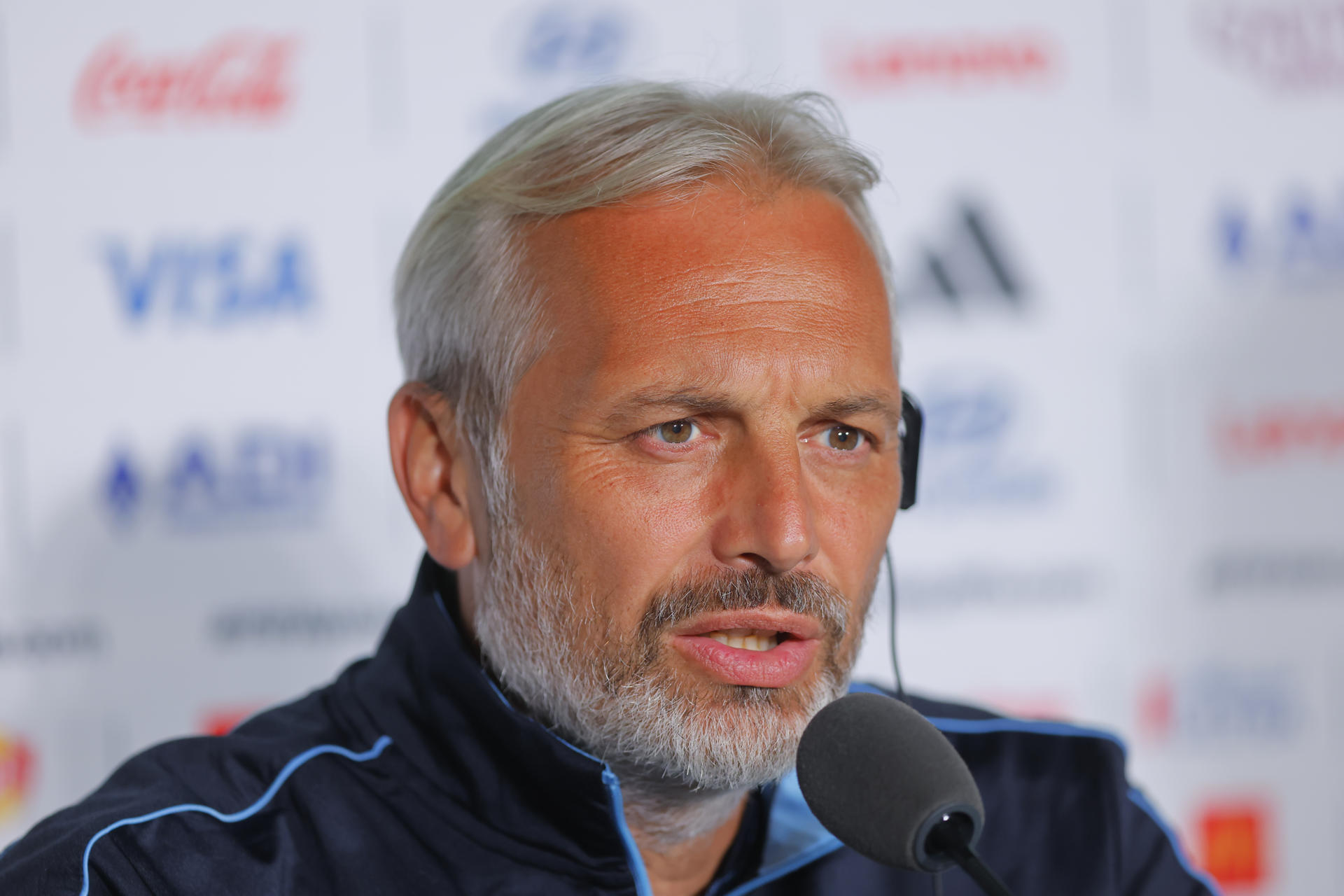 El seleccionador de RD Congo, Sébastien Desabre, habla durante una rueda de prensa este lunes, previo al partido frente a Colombia en Guadalajara (México). EFE/ Francisco Guasco

