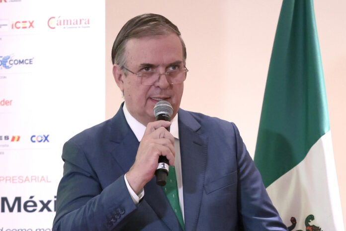 El secretario de Economía de México, Marcelo Ebrad, habla durante una rueda de prensa en Ciudad de México (México). Imagen de archivo. EFE/ José Méndez
